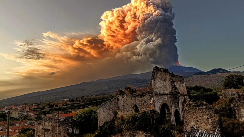 Nuova eruzione dell’Etna con diversi disagi