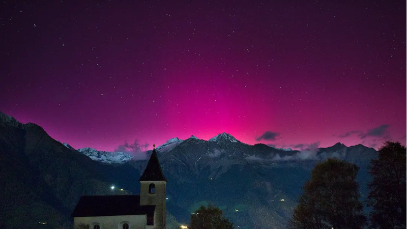 Nuova incredibile aurora boreale al Centro-Nord